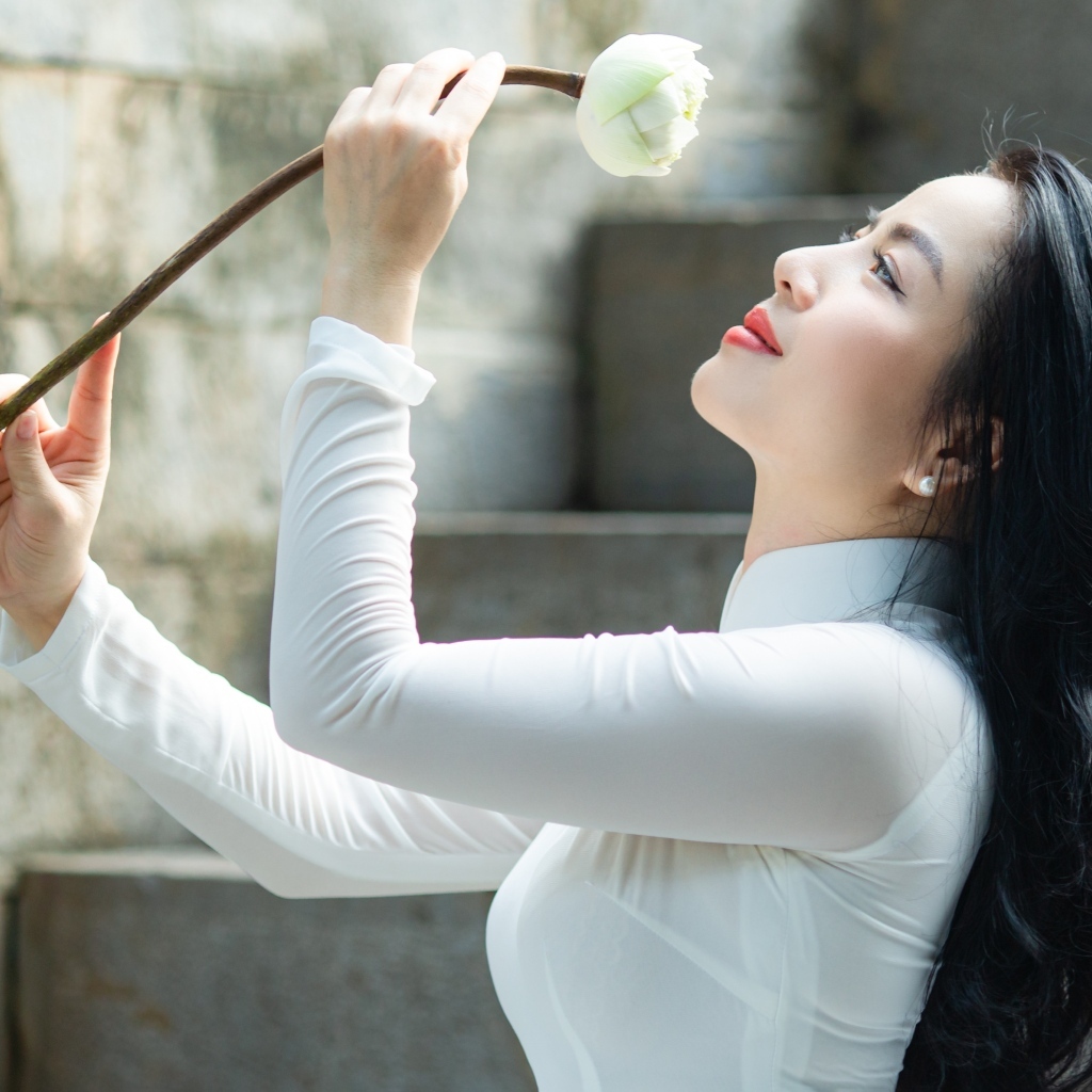 Красивая девушка азиатка с цветком лотоса 