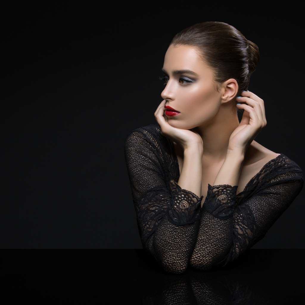Красивая брюнетка с макияжем вид сбоку