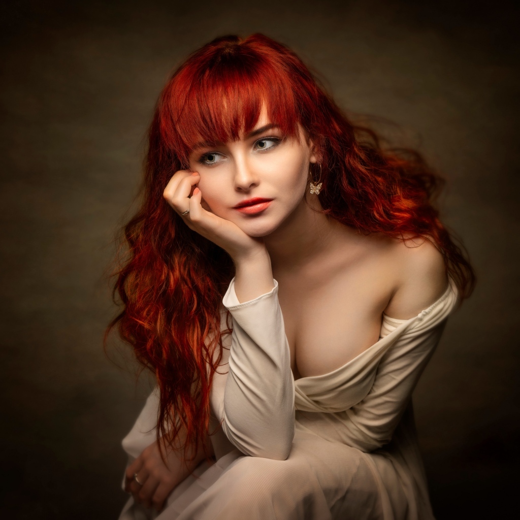 Красивая нежная рыжеволосая девушка