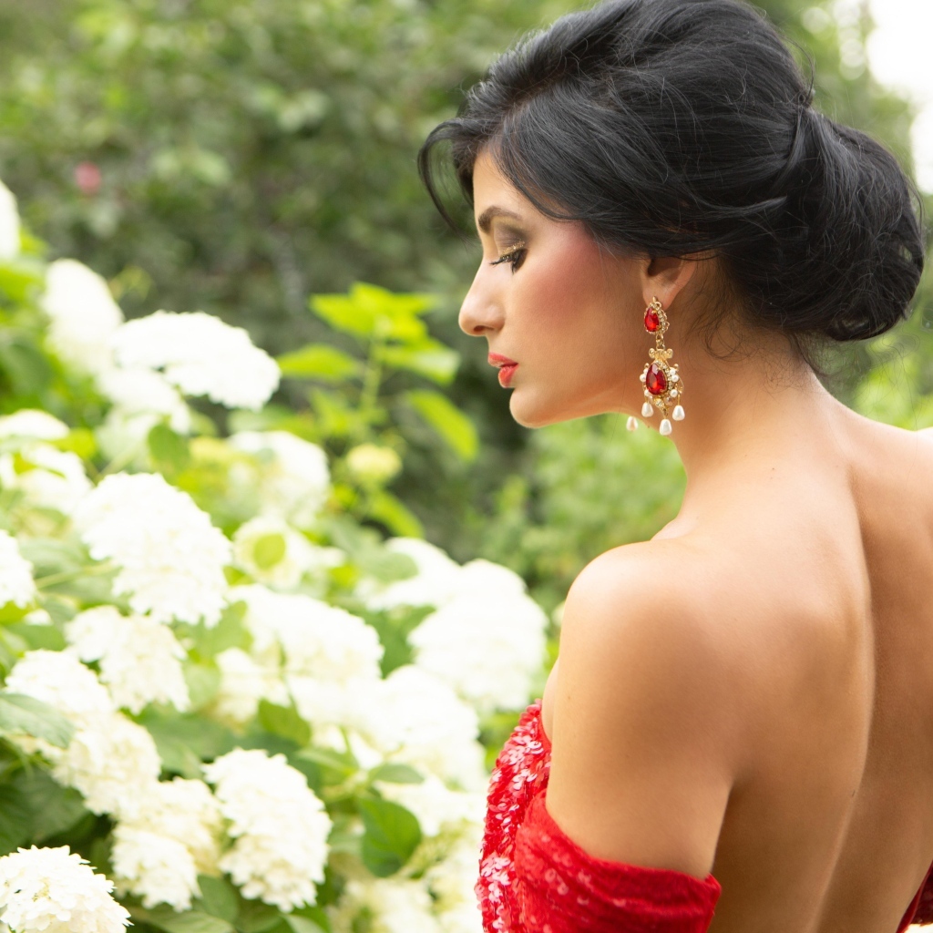 Красивая девушка у белых цветов гортензии