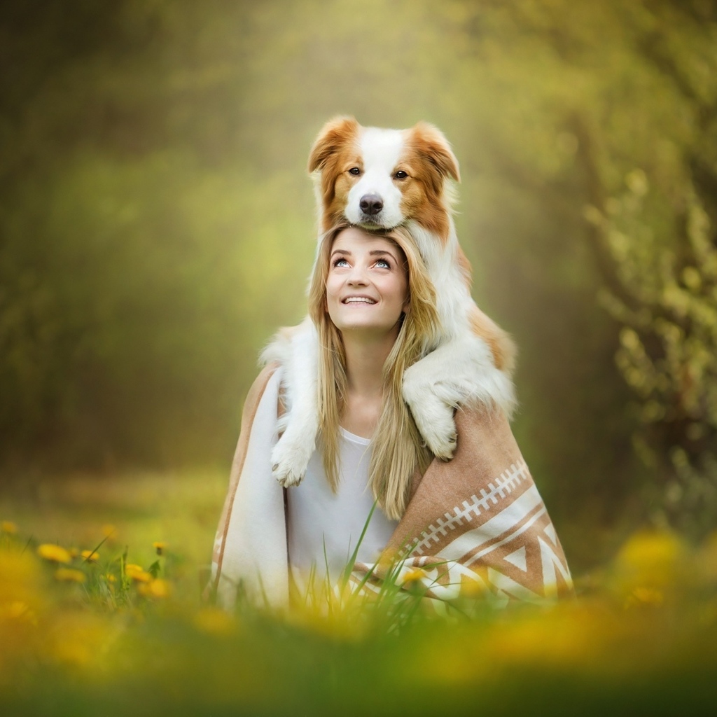 Милая девушка с собакой на голове