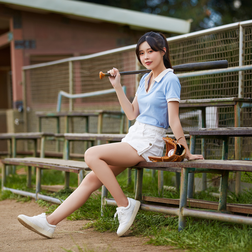 Девушка спортсменка с бейсбольной битой 