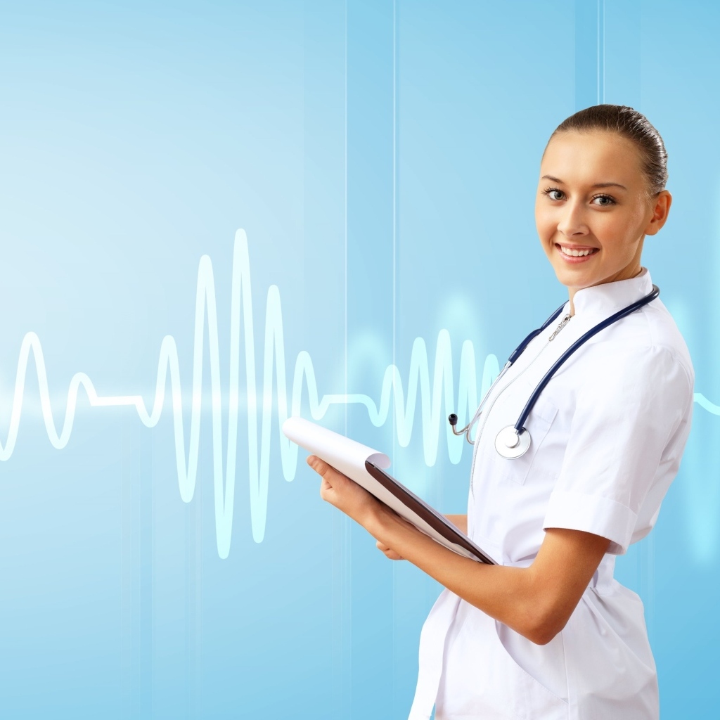 Девушка врач на фоне кардиограммы