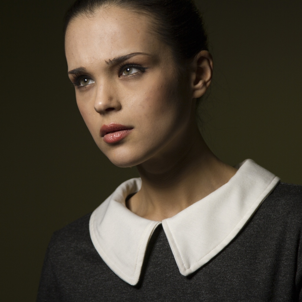 Девушка в платье с белым воротником