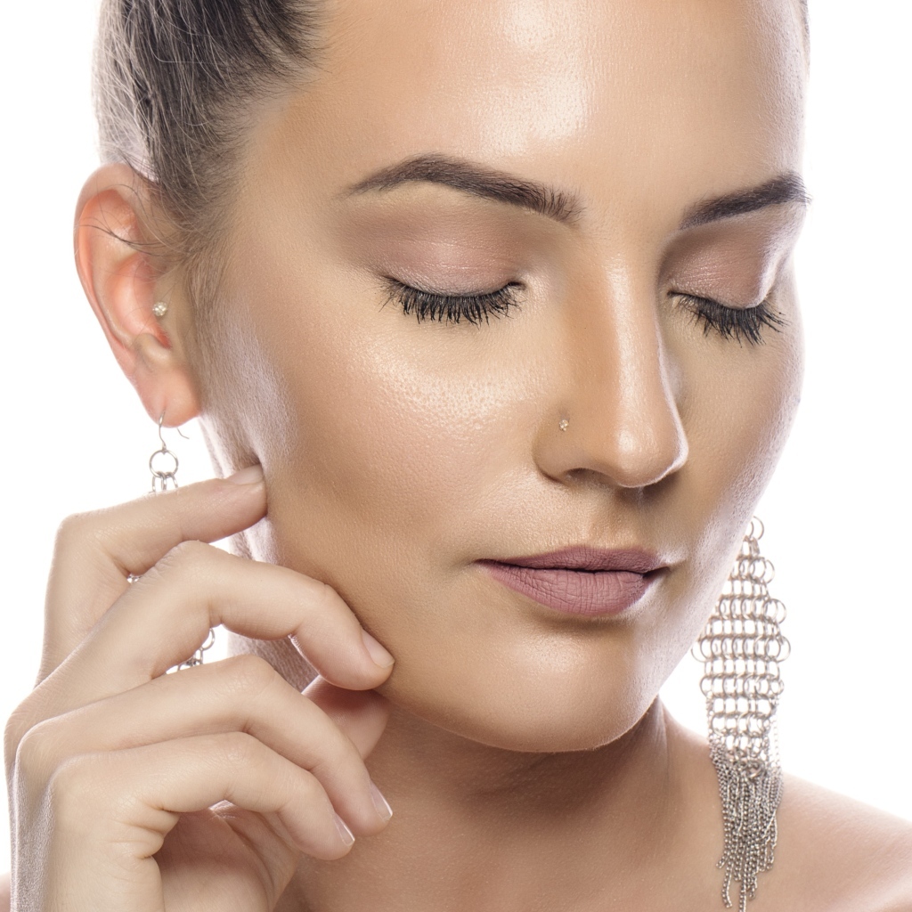 Девушка с закрытым глазами на белом фоне