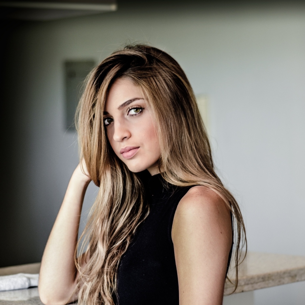 Зеленоглазая девушка в черном