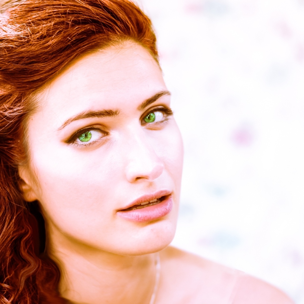 Зеленоглазая рыжеволосая девушка крупным планом