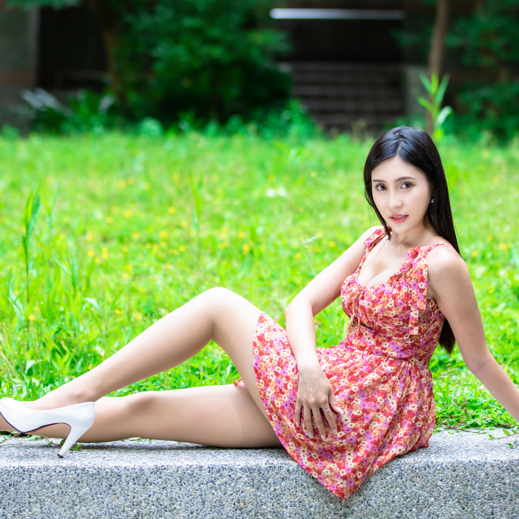 Длинноволосая азиатка в платье с белыми туфлями на ногах