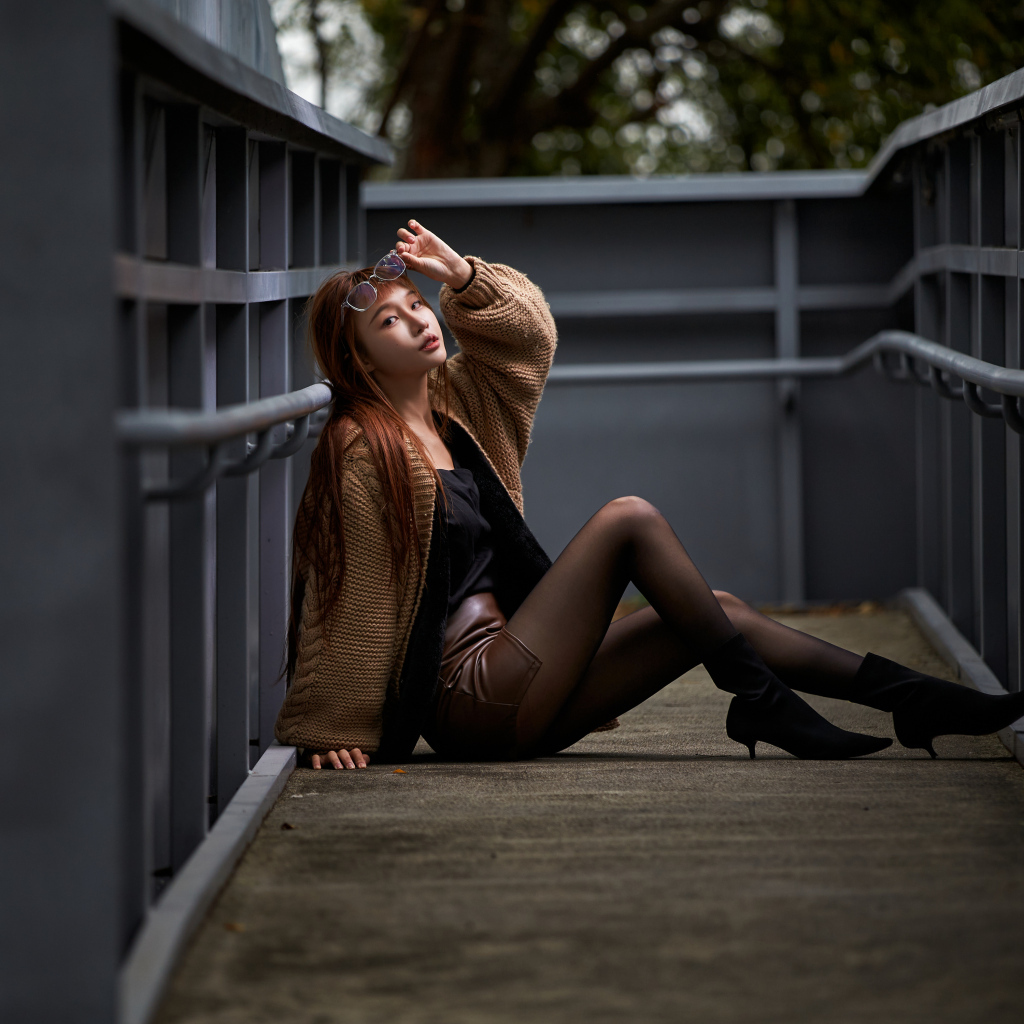 Длинные ноги у молодой азиатки в теплой кофте