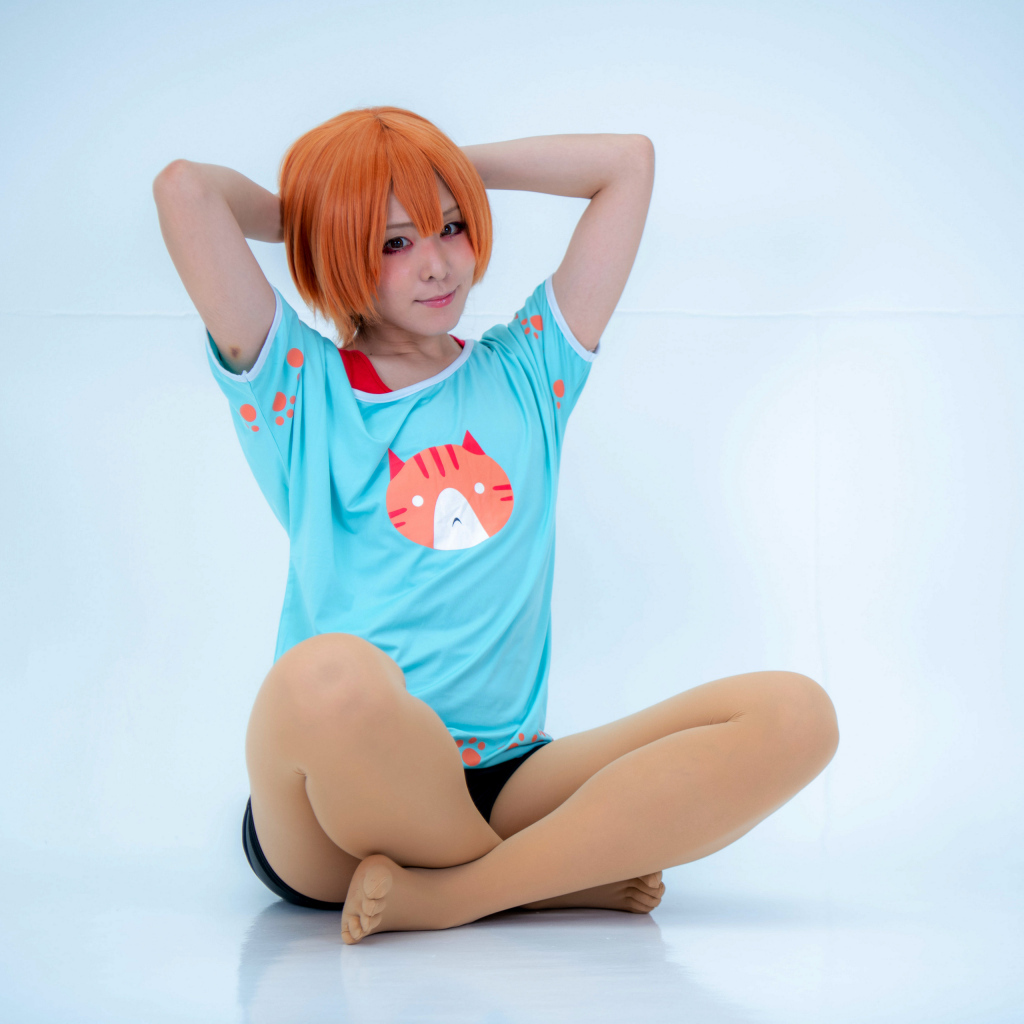 Рыжеволосая азиатка в милой футболке на голубом фоне