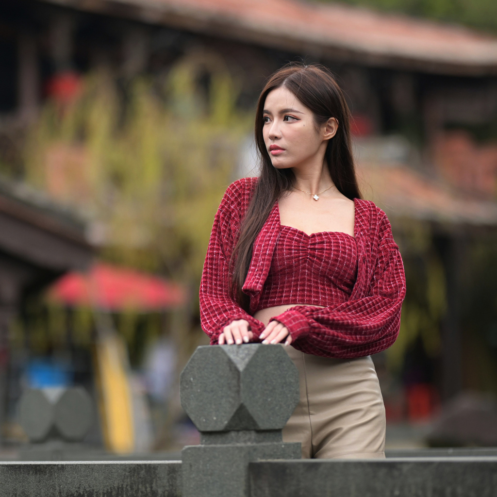 Грустная азиатка в красной блузке
