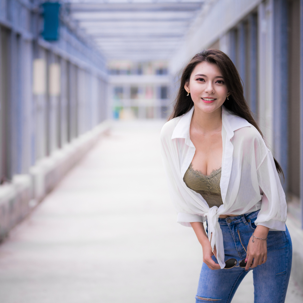 Улыбающаяся азиатка в белой рубашке