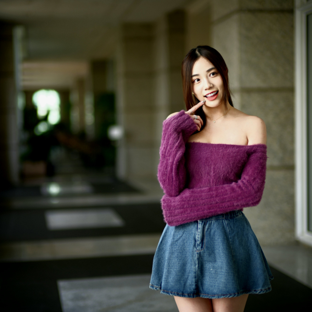 Улыбающаяся азиатка в короткой юбке у дома