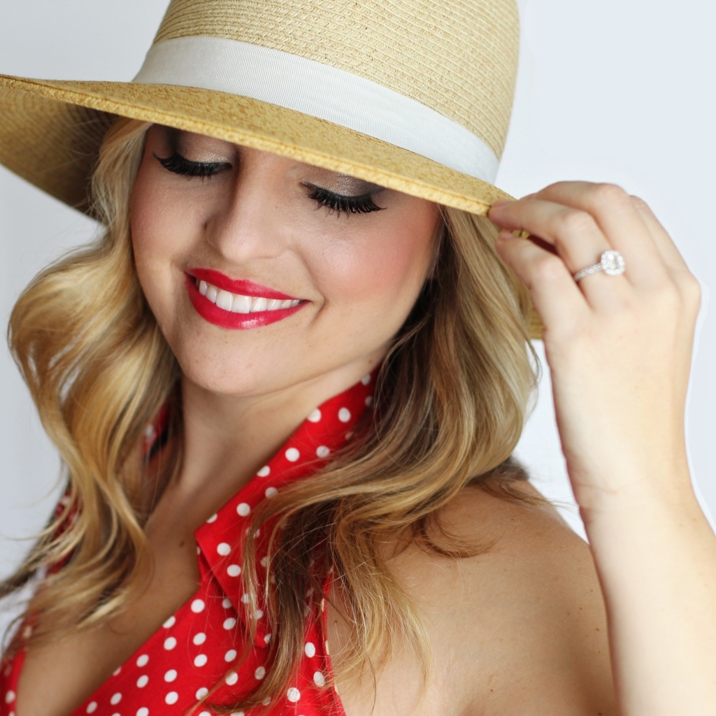 Улыбающаяся девушка в шляпе