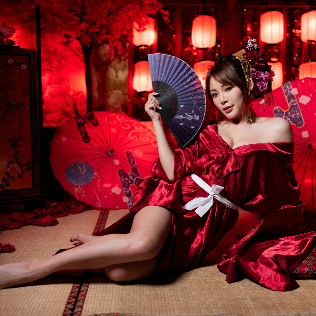 Эффектная девушка азиатка с веером в комнате