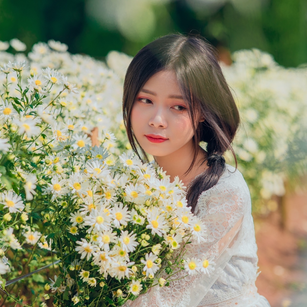 Нежная девушка азиатка с цветами ромашки