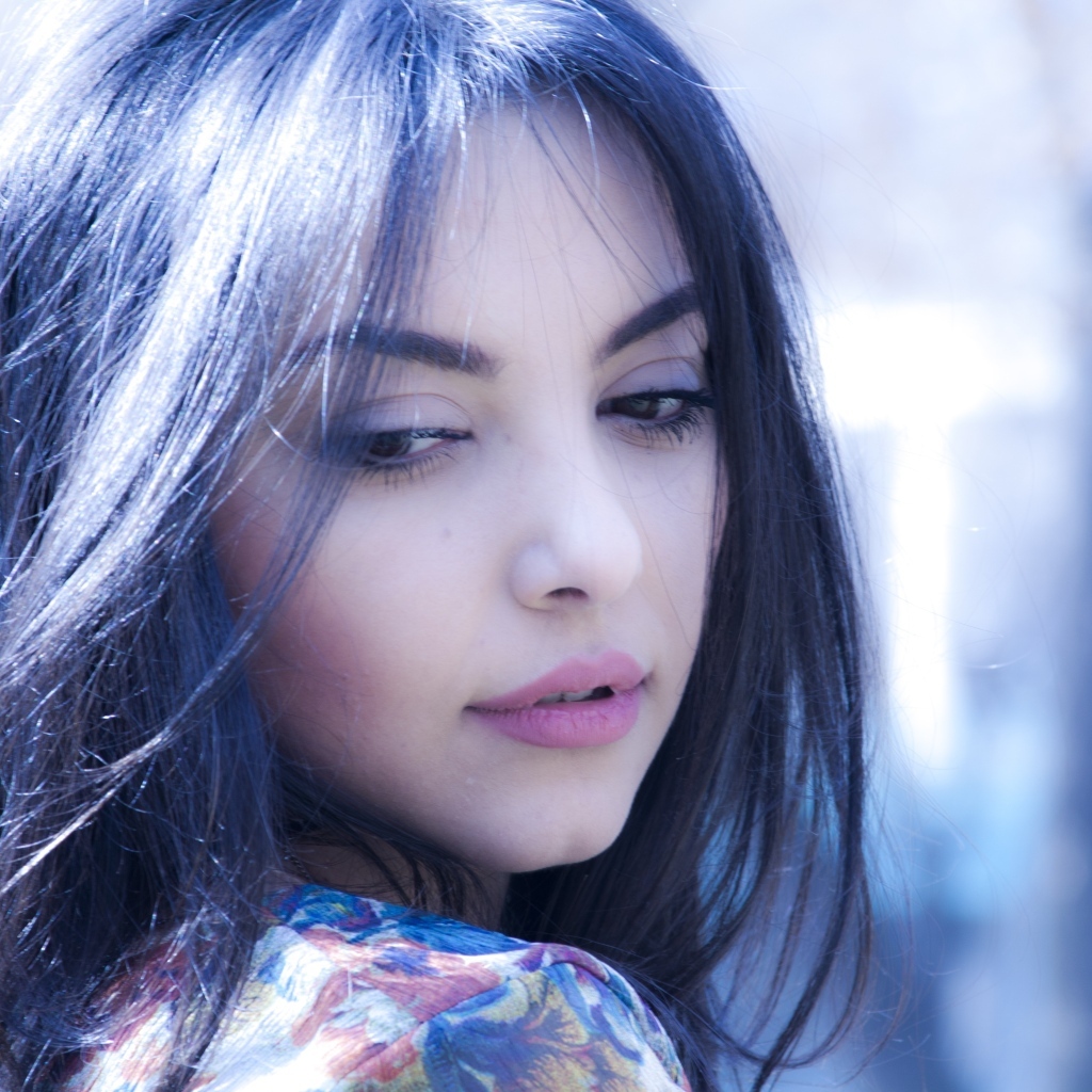 Нежная кареглазая девушка с черными волосами