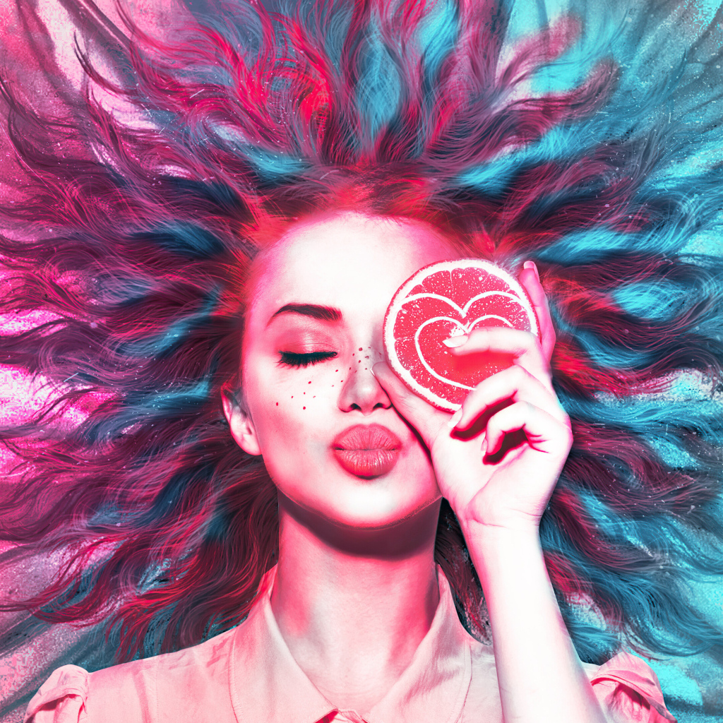 Девушка закрыла глаз кружочком апельсина