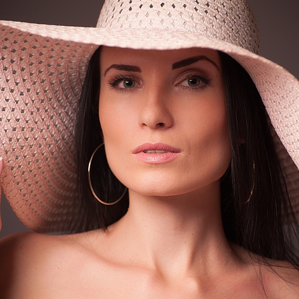 Женщина в большой розовой шляпе