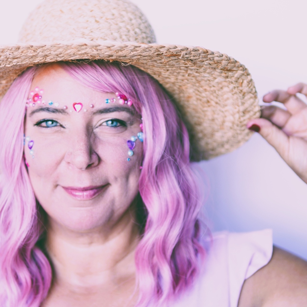 Женщина в шляпе с розовыми волосами