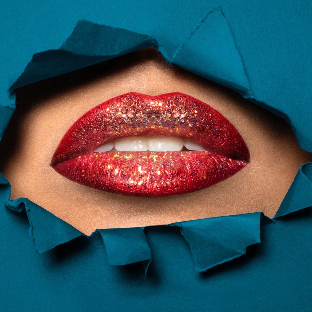 Женские губы с красной помадой в блестках