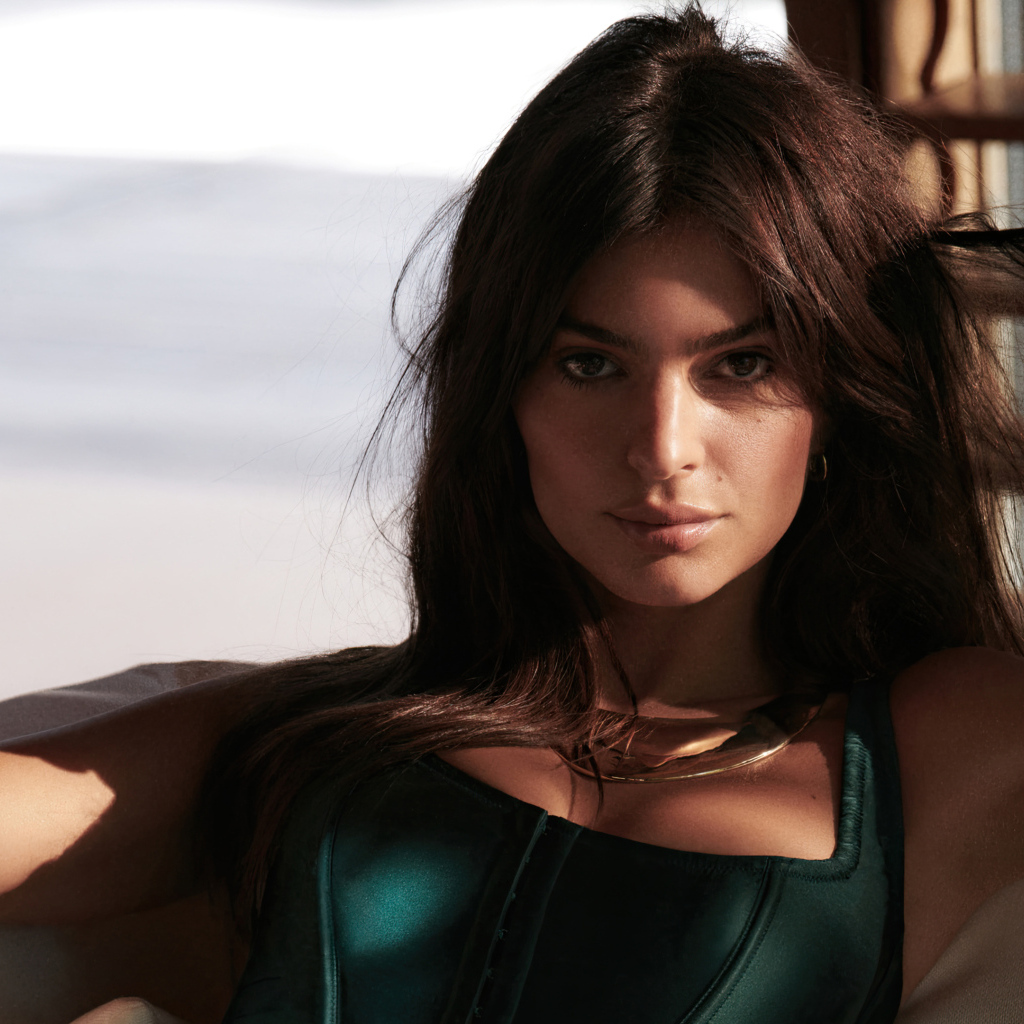 Американская модель Эмили Ратаковски держит волосы