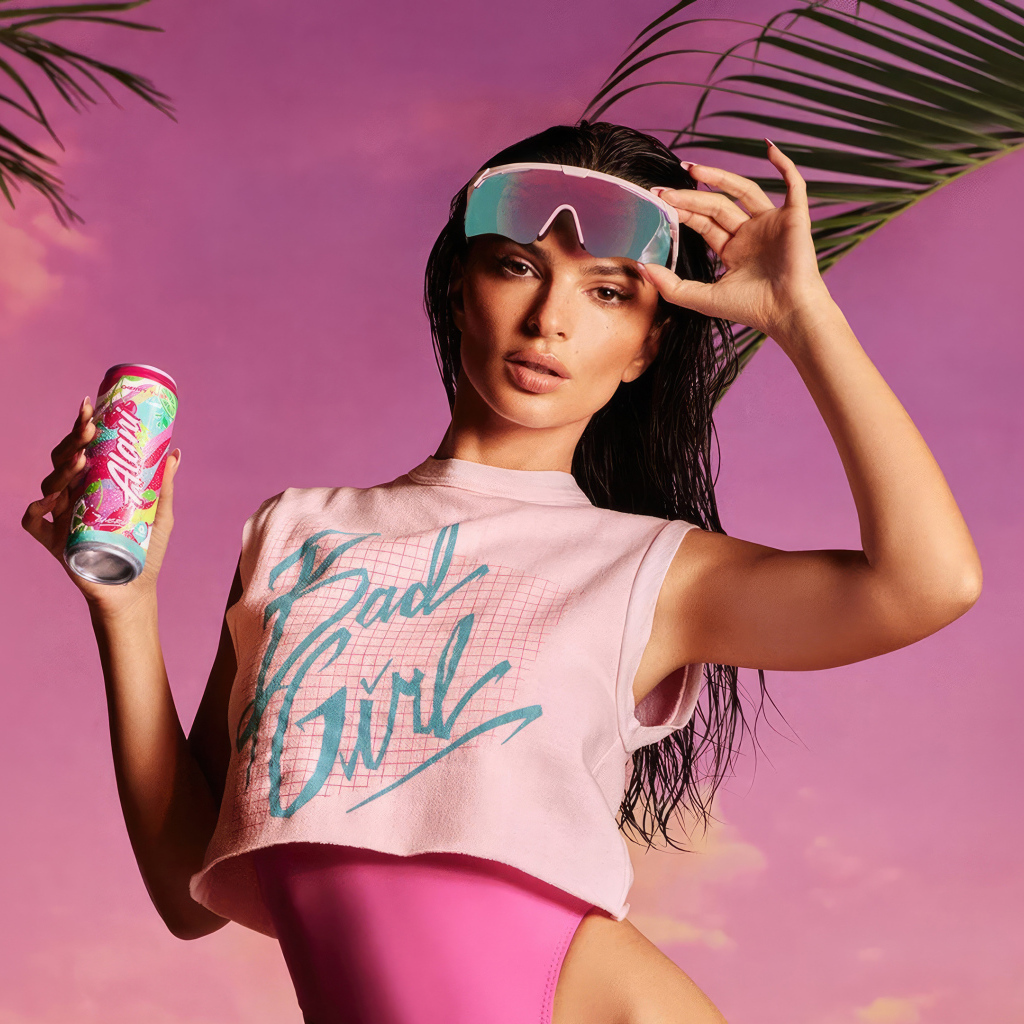 Американская модель Эмили Ратаковски на розовом фоне