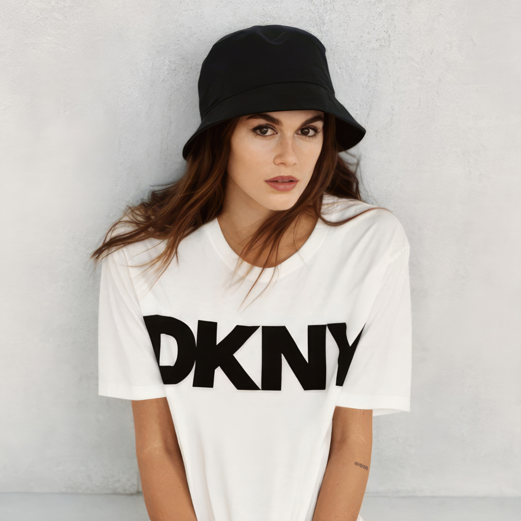 Американская модель Кайя Гербер в черной панаме у стены