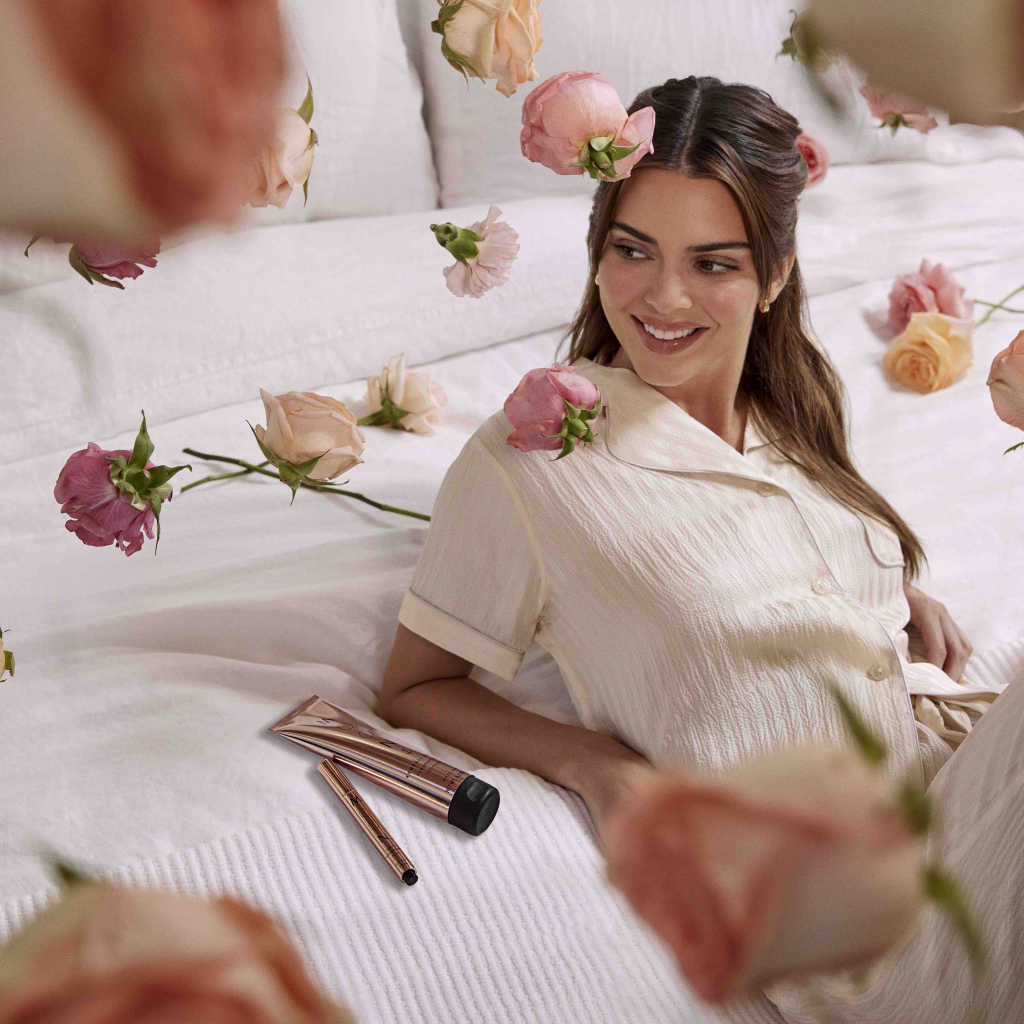 Американская модель Кендалл Дженнер на кровати с цветами