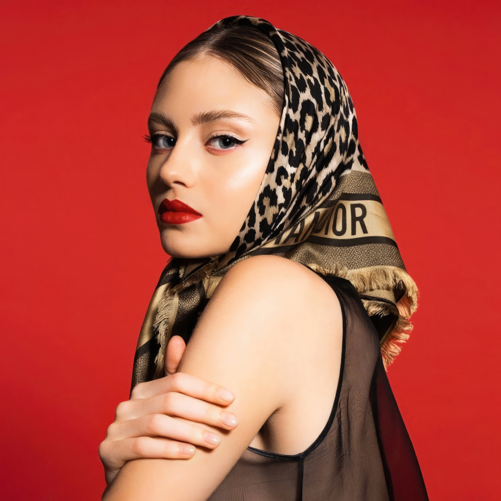 Красивая молодая девушка модель Лени Олуми Клум