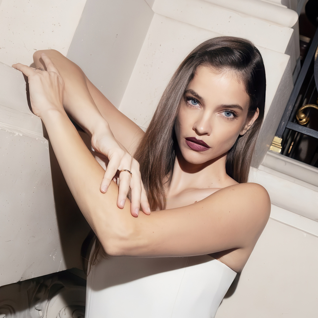 Голубоглазая красивая модель Барбара Палвин сидит на полу у дивана