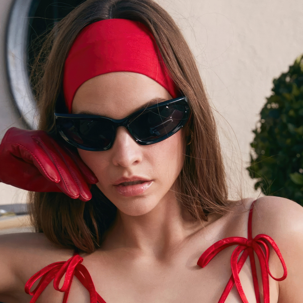 Яркая девушка в красном модель Барбара Палвин