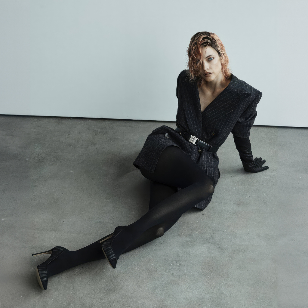 Модель Барбара Палвин в черном наряде сидит на полу