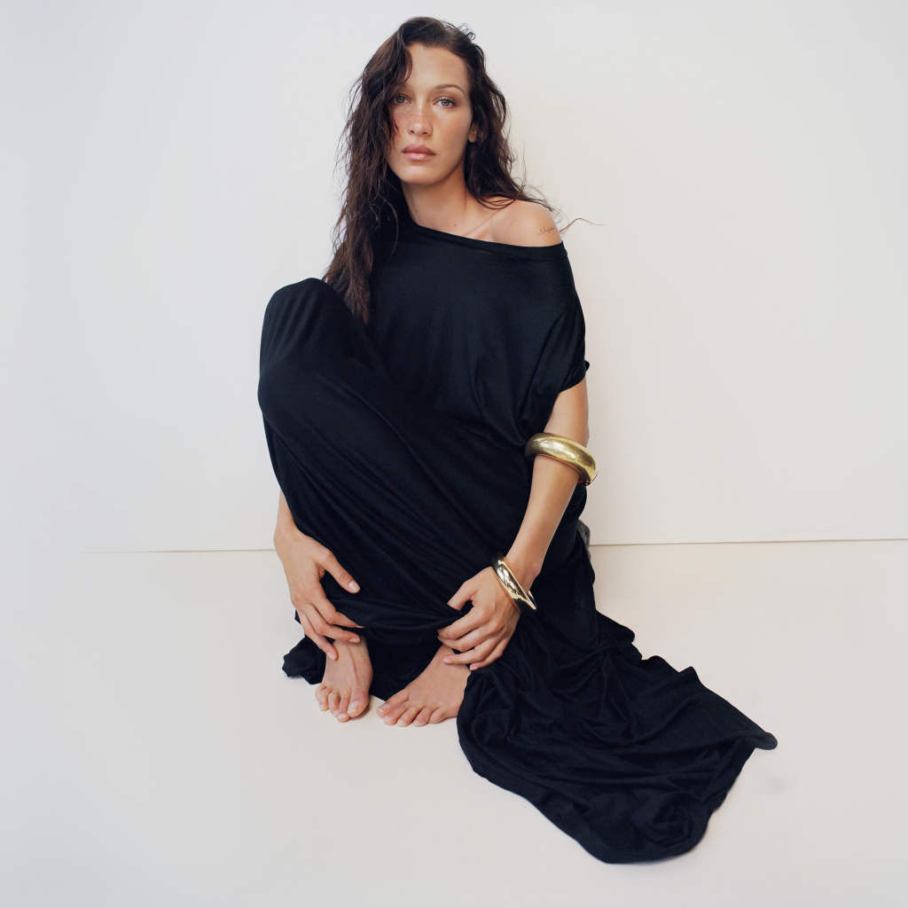 Модель Белла Хадид в черном платье у серой стены