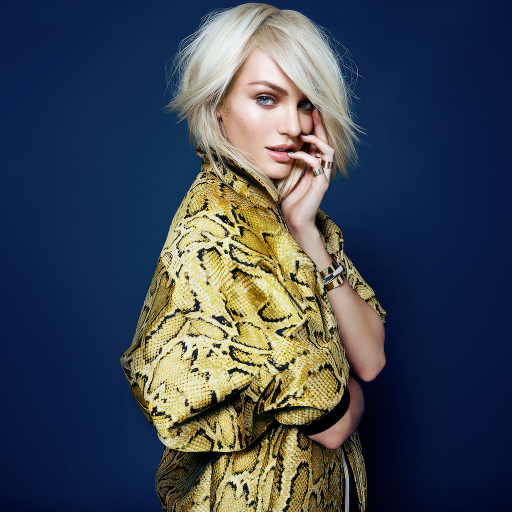 Модель Кэндис Свейнпол на синем фоне