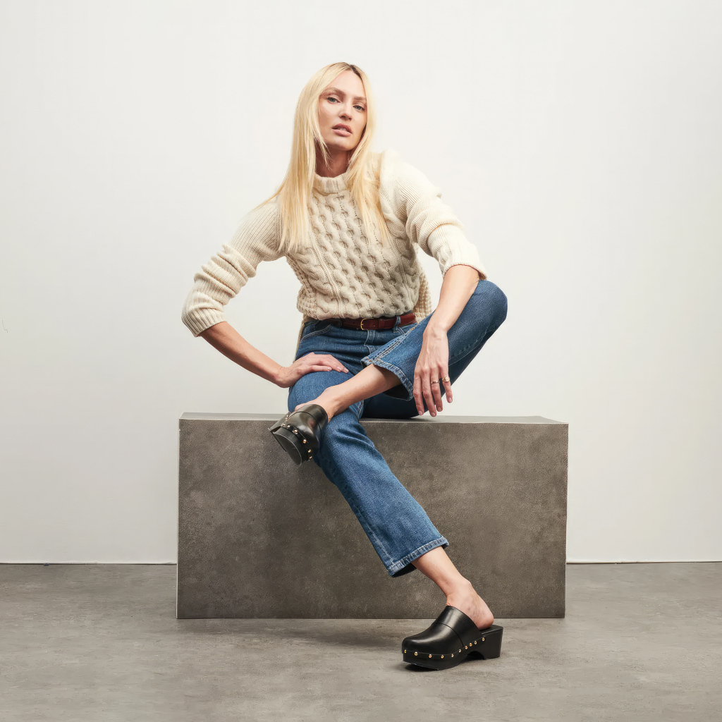 Модель Кэндис Свейнпол сидит на фоне серой стены