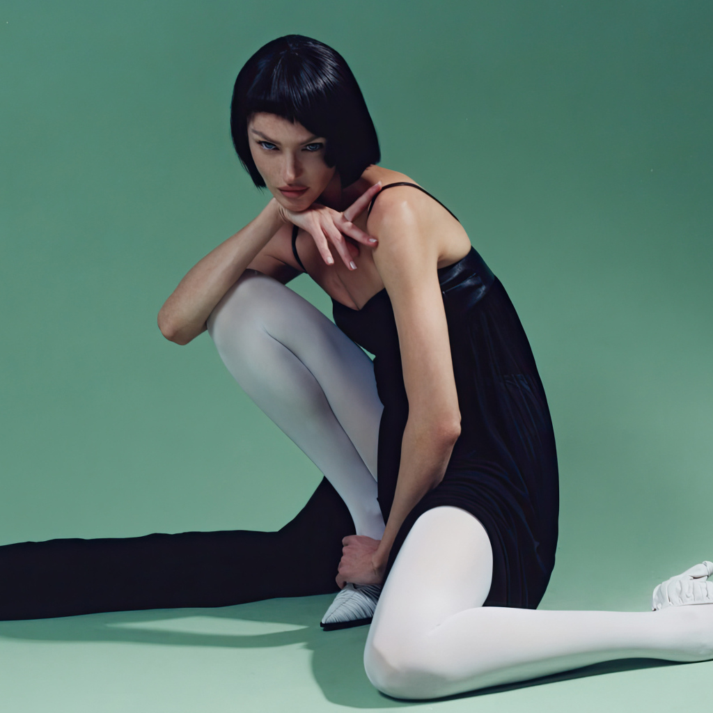 Модель Кэндис Свейнпол с короткими черными волосами