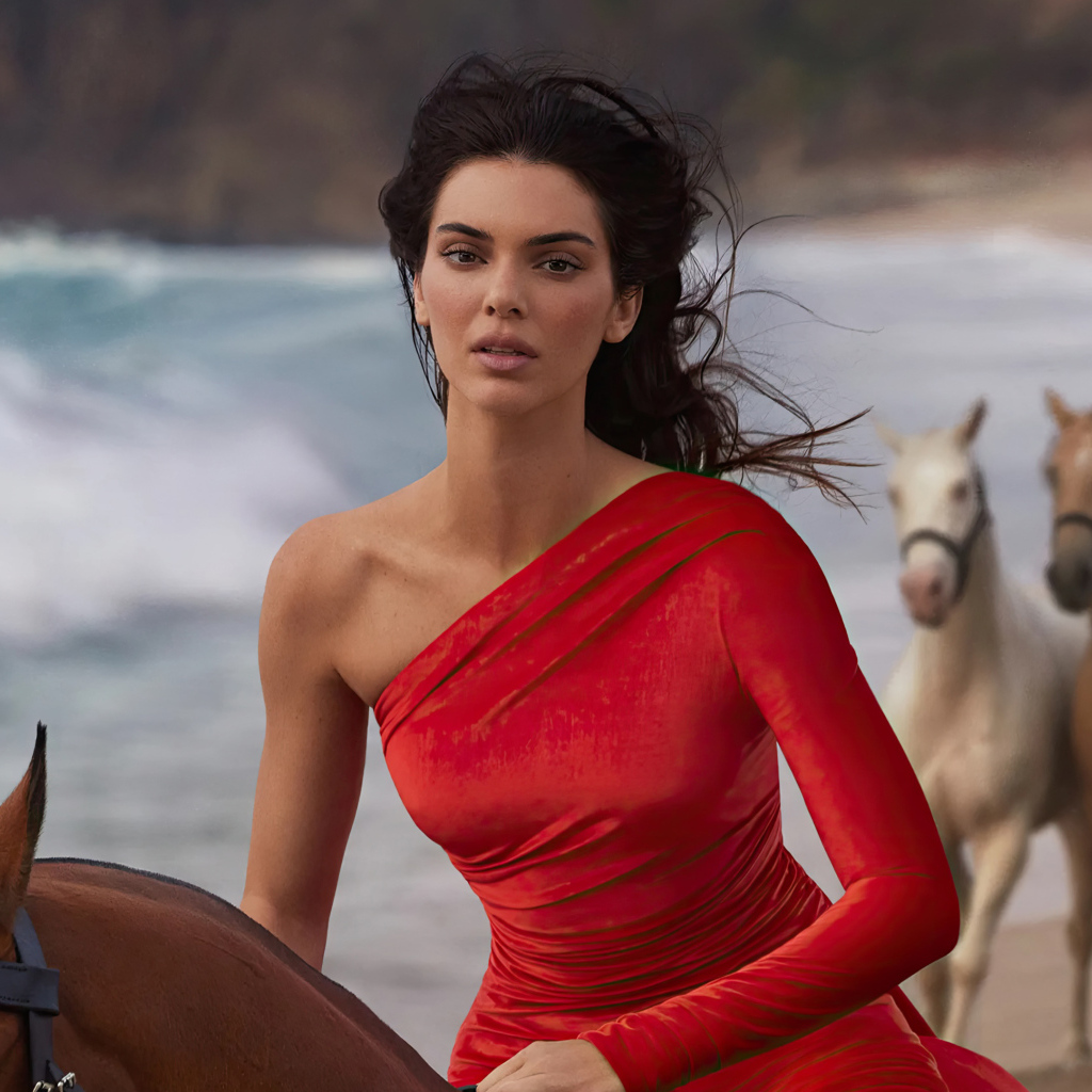 Модель Кендалл Дженнер в красном платье скачет на лошади