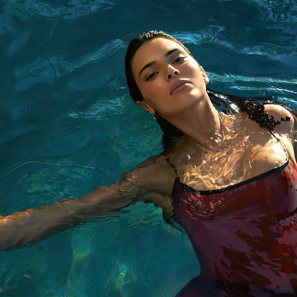 Модель Кендалл Дженнер лежит в бассейне