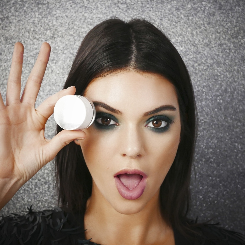 Модель Кендалл Дженнер с красивым макияжем