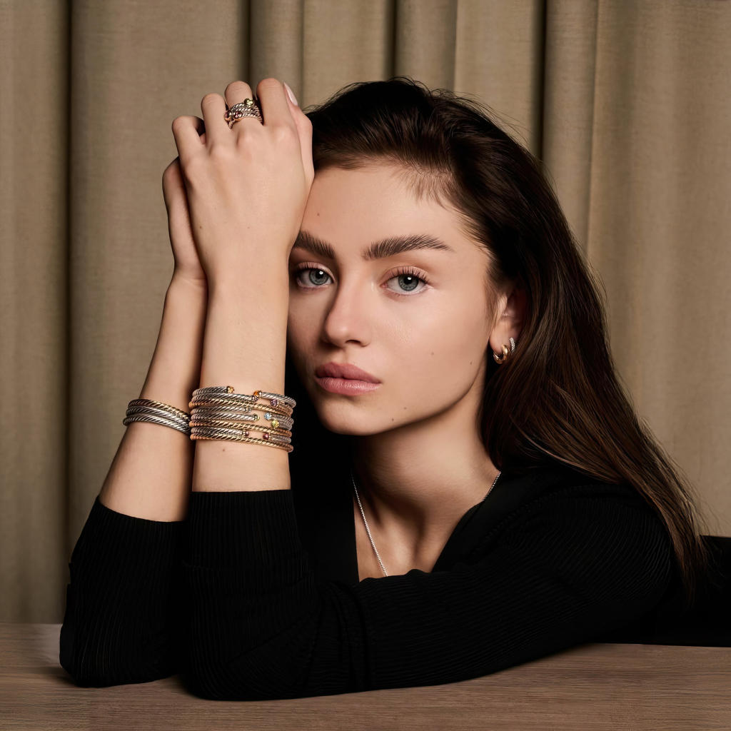 Молодая модель Лени Олуми Клум  с красивыми глазами