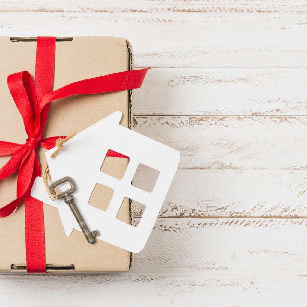 Подарок с ключом от квартиры на столе
