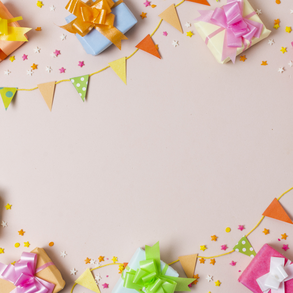 Много подарком на сером столе