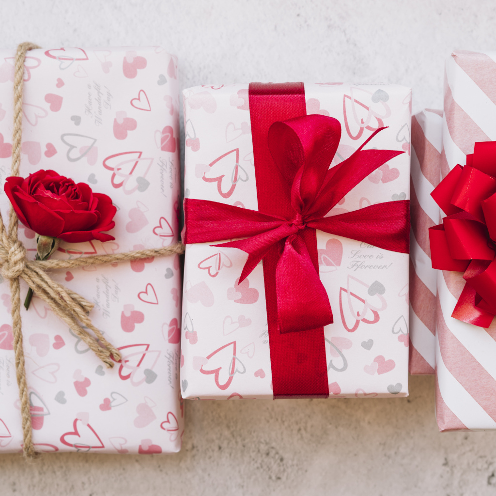 Три коробки с подарками на столе