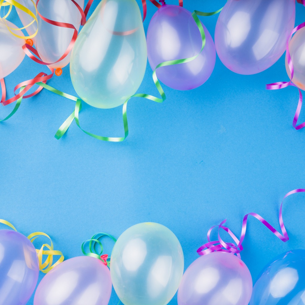 Надувные шарики на голубом фоне