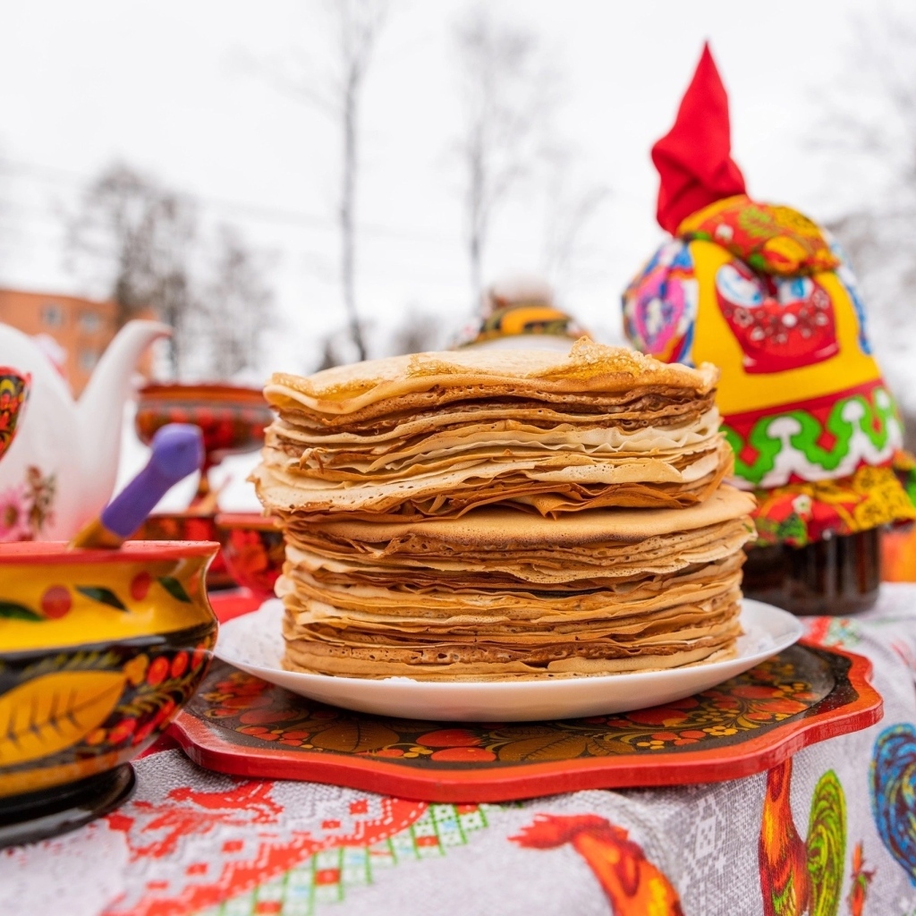 Стопка блинов на празднике Масленица