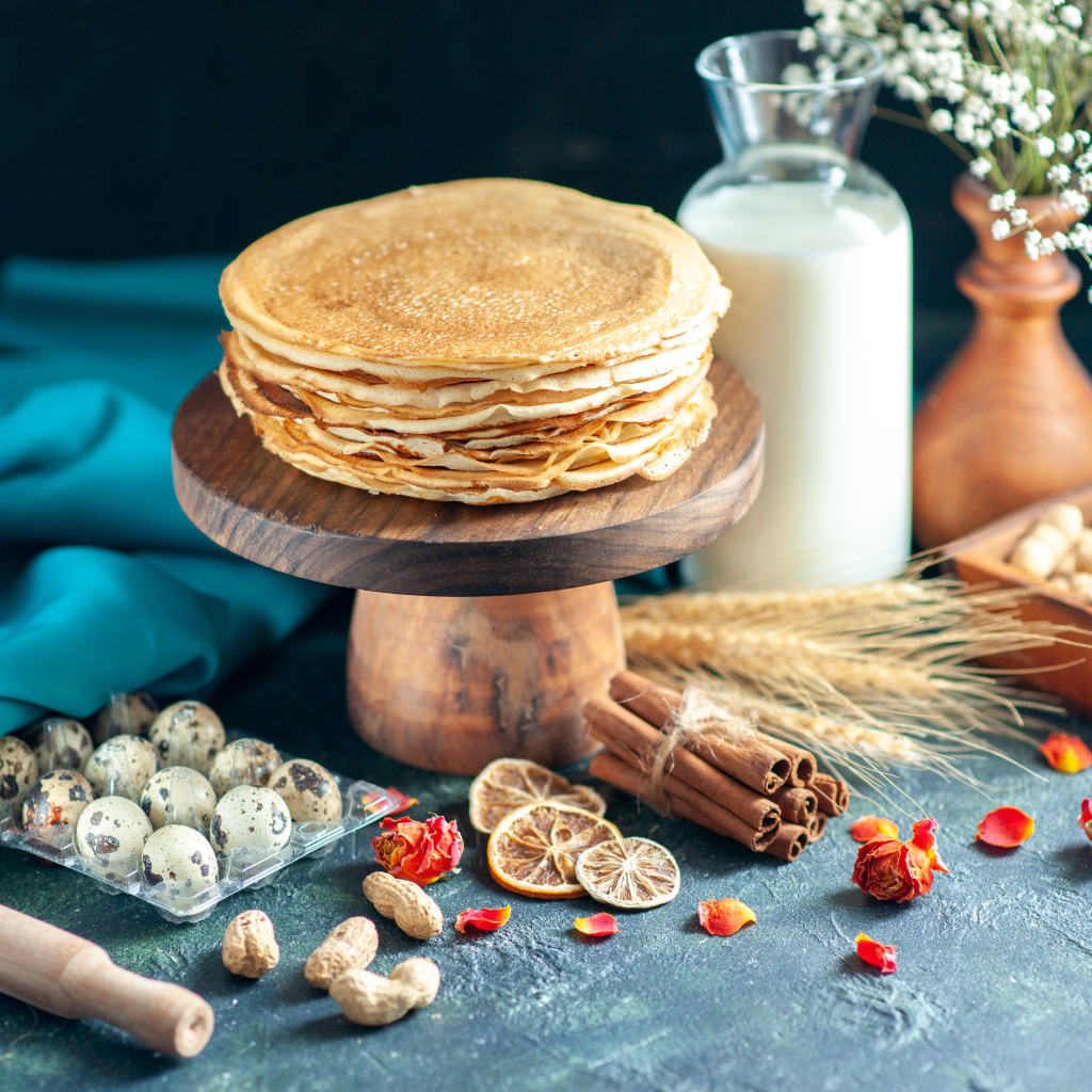 Аппетитные тонкие блины на столе на праздник Масленица
