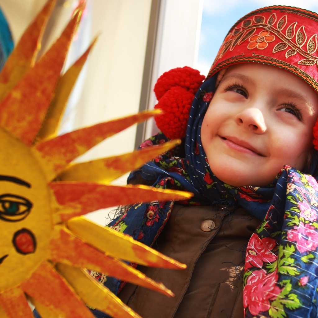 Девочка в костюме на праздник Масленица