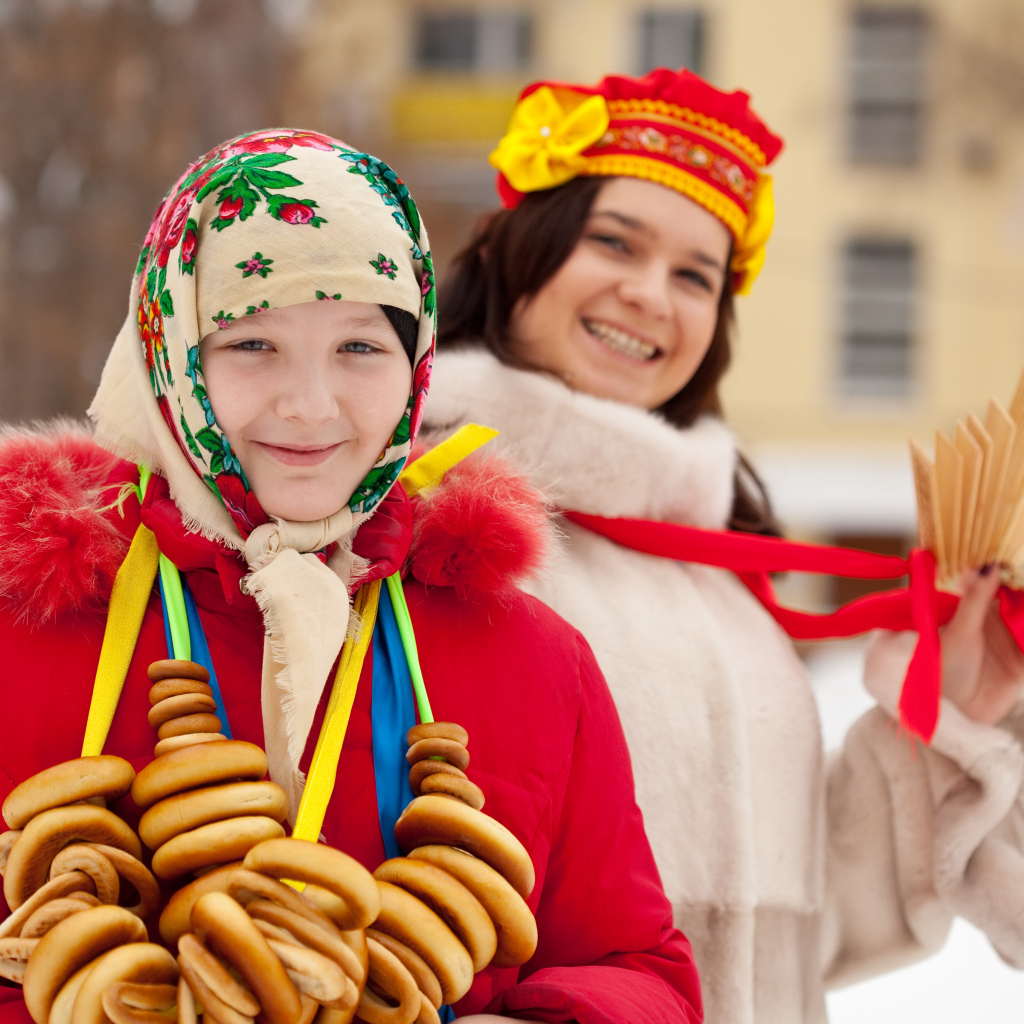 Девочка в с баранками на праздник Масленица 2024