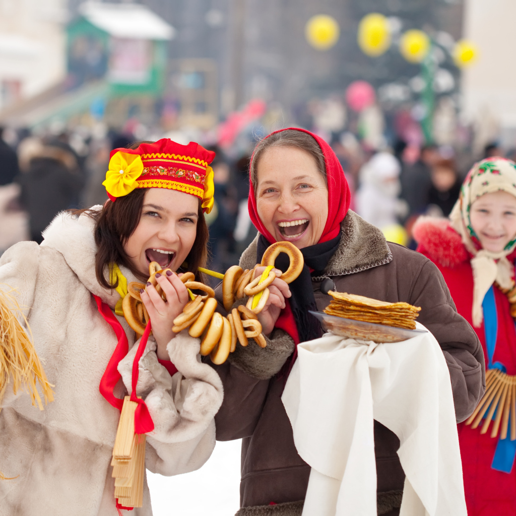 Женщины с угощениями на праздник Масленица